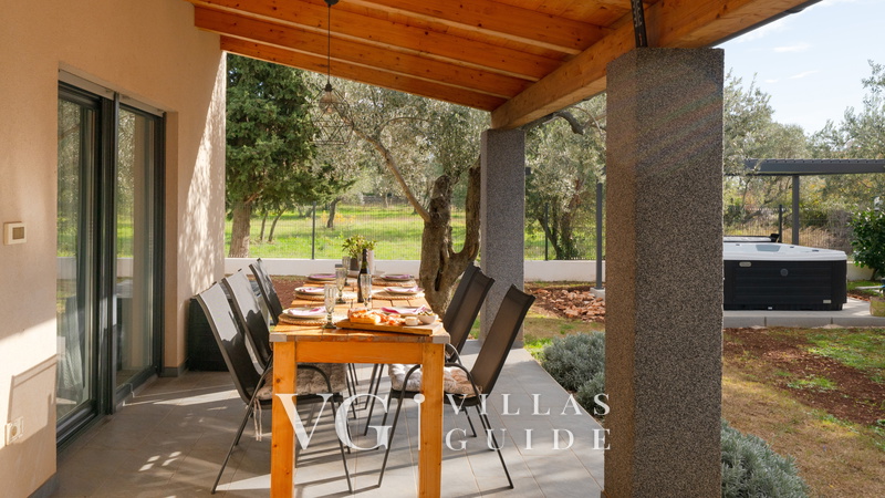 Holiday home Lara in olive garden with jacuzzi Garden and property exterior