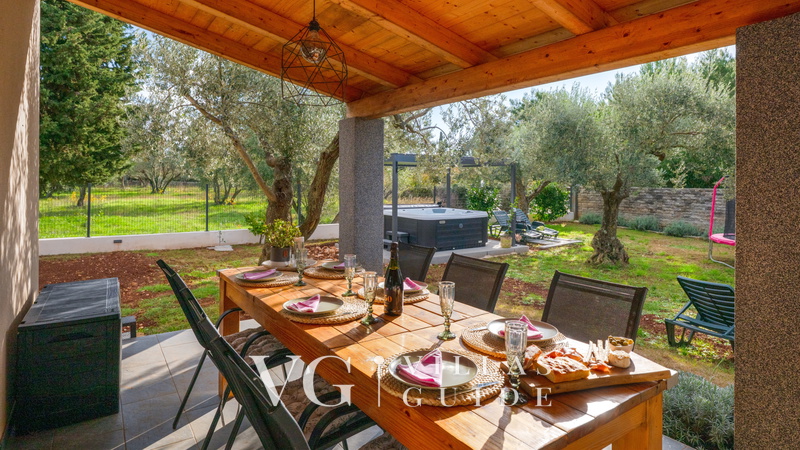 Holiday home Lara in olive garden with jacuzzi