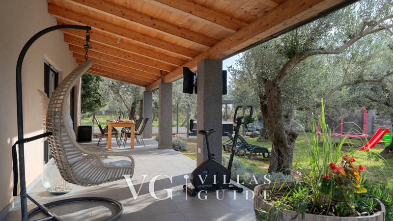 Holiday home Lara in olive garden with jacuzzi Garden and property exterior