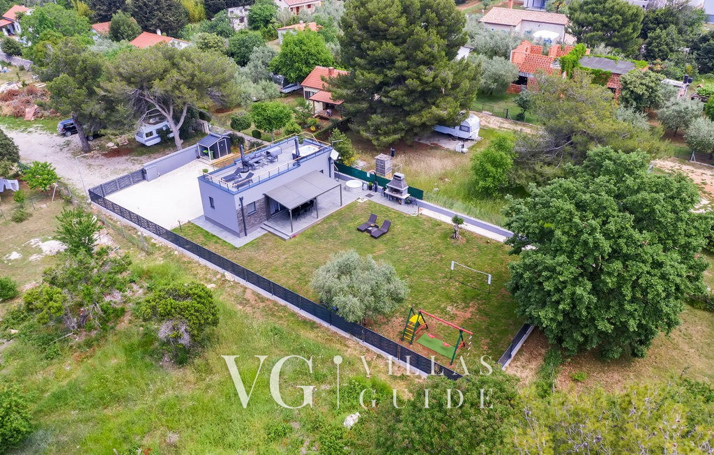 Holiday home Nina Garden and property exterior