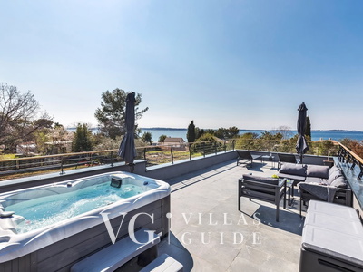 Holiday home Nina Garden and property exterior