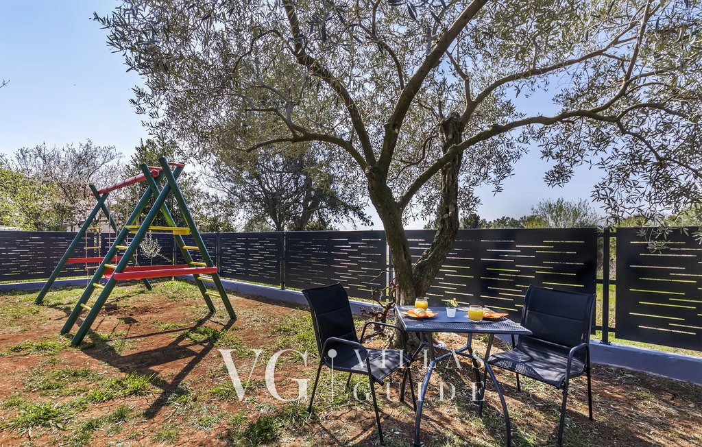 Holiday home Nina Garden and property exterior