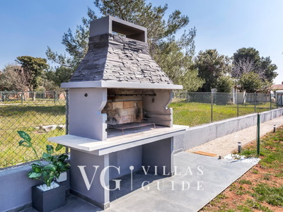 Holiday home Nina Garden and property exterior