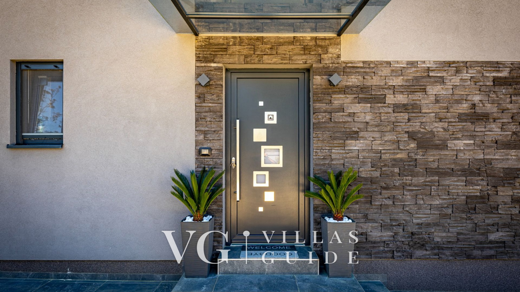 Holiday home Nina Garden and property exterior