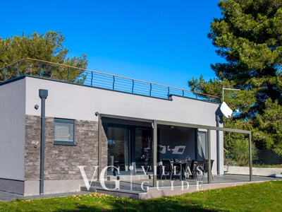 Holiday home Nina Garden and property exterior