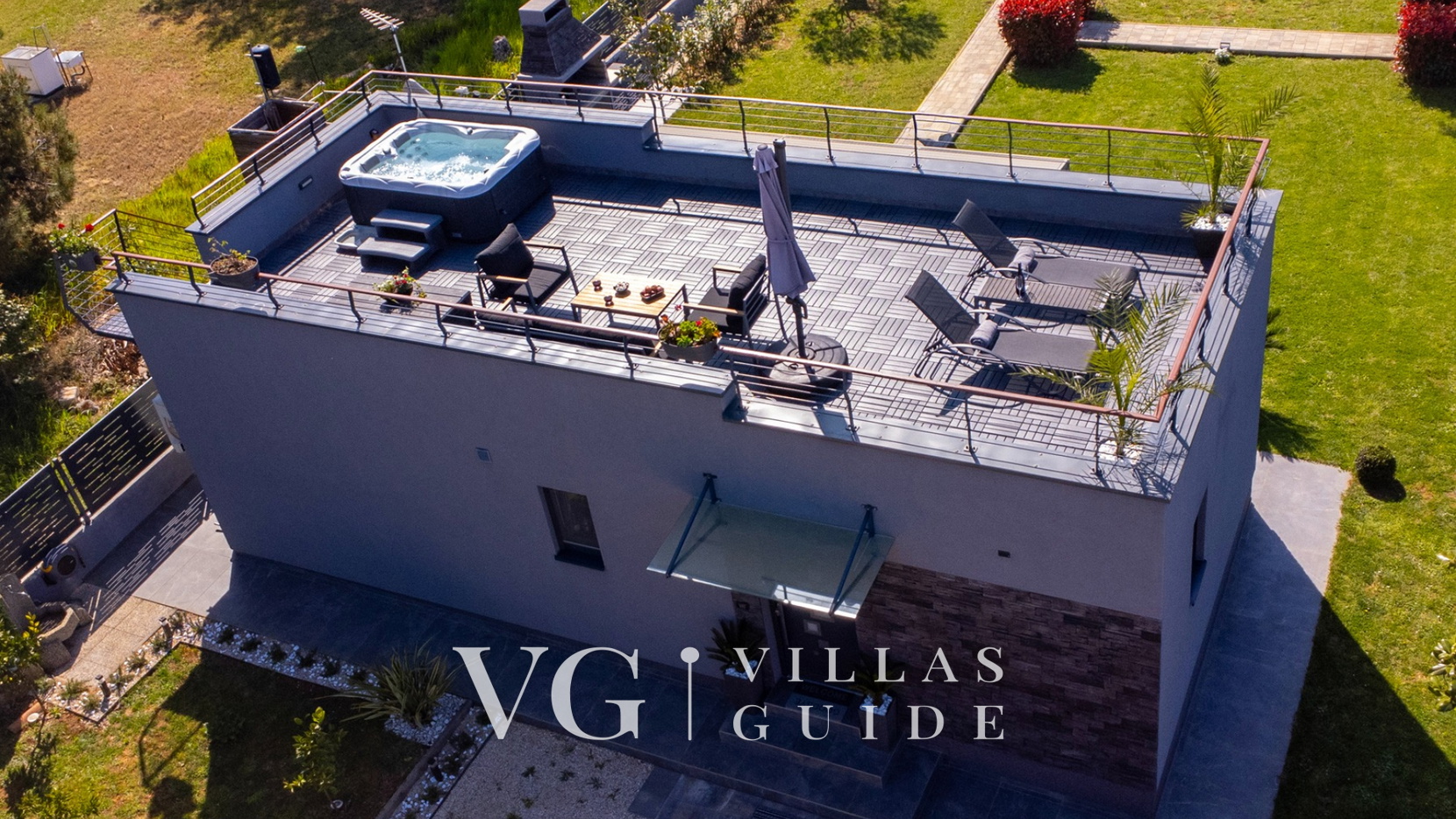 Holiday home Nina Garden and property exterior