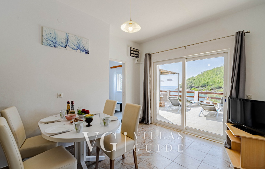 Waterfront House Arnet Garden and property exterior