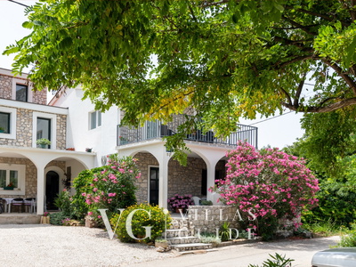 Apartman Mara Garden and property exterior