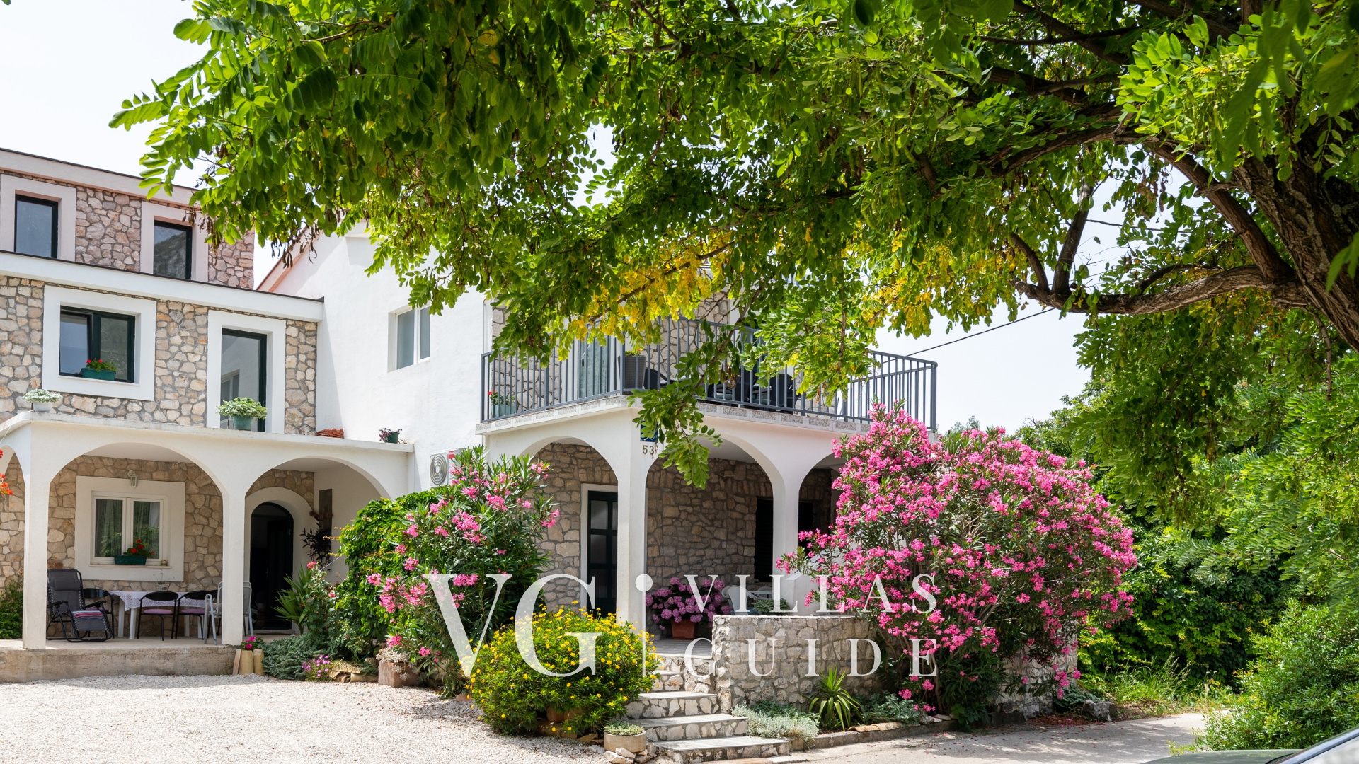 Apartman Mara Garden and property exterior