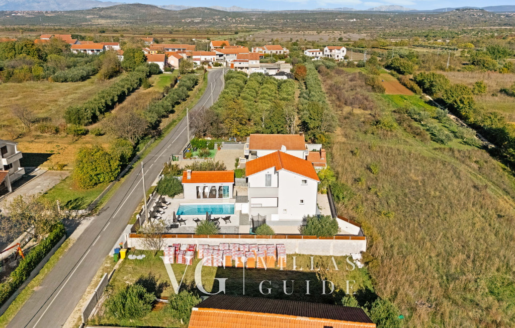 Holiday home Feniks Garden and property exterior