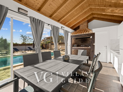 Holiday home Feniks Garden and property exterior