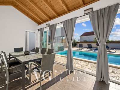 Holiday home Feniks Garden and property exterior