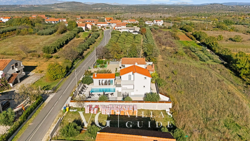 Holiday home Feniks Garden and property exterior