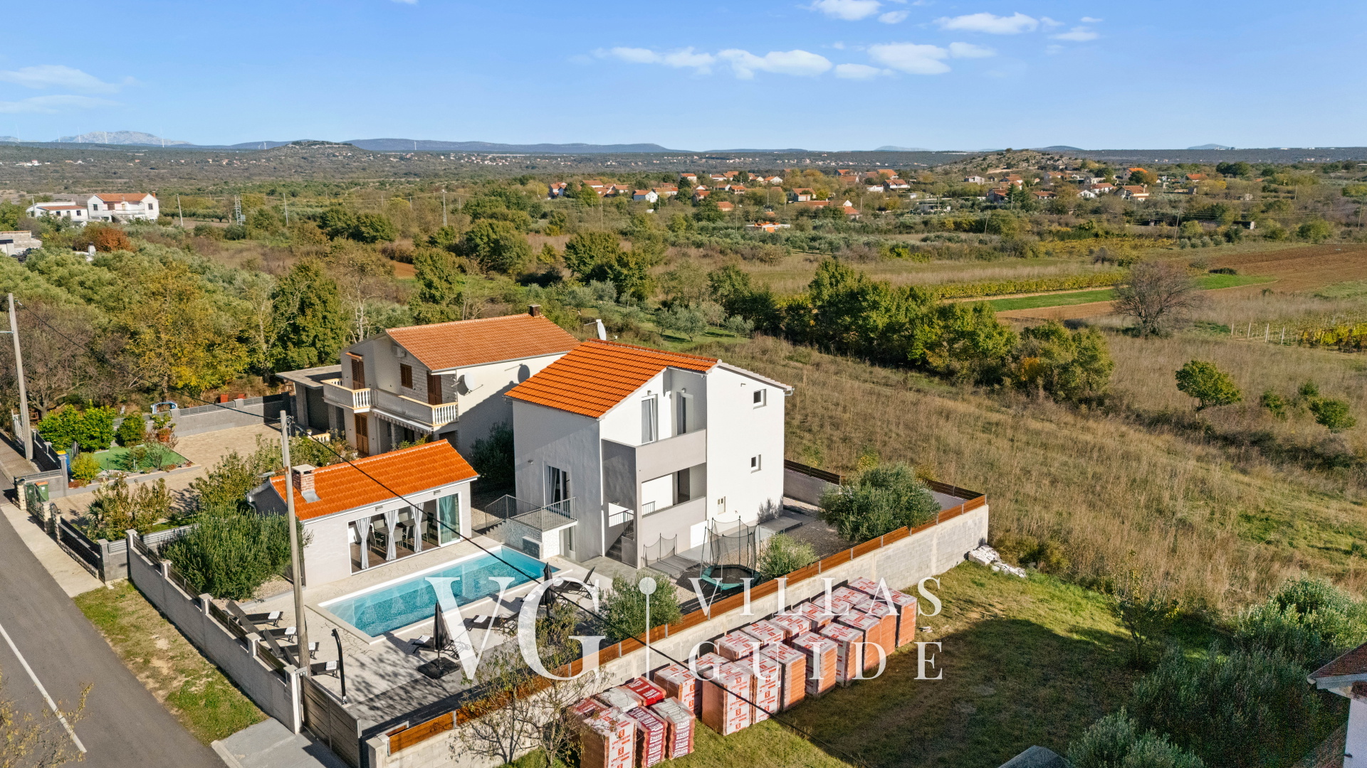 Holiday home Feniks Garden and property exterior