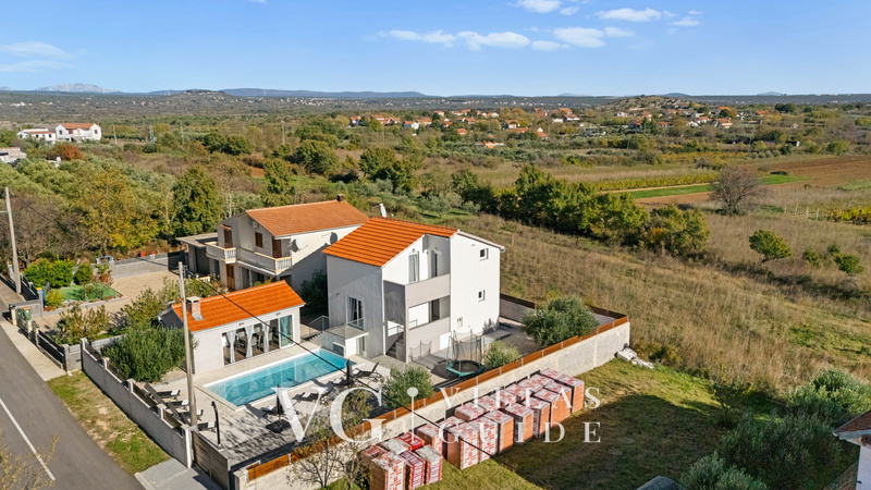 Holiday home Feniks Garden and property exterior