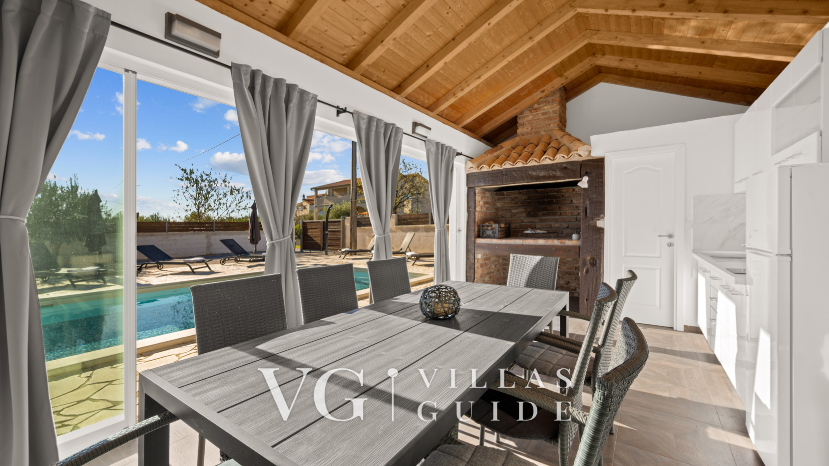 Holiday home Feniks Garden and property exterior