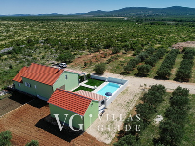 Green Escape Holiday House Garden and property exterior