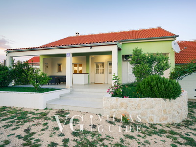 Green Escape Holiday House Garden and property exterior