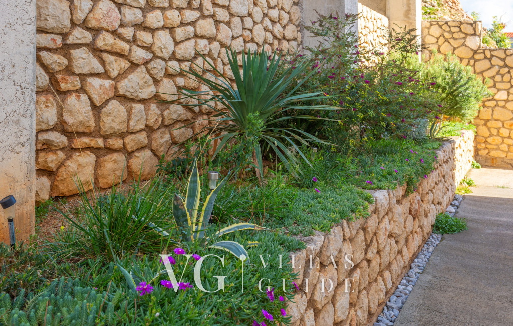 Charm Apartment Garden and property exterior