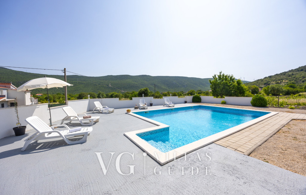 Holiday home Neda Piscina