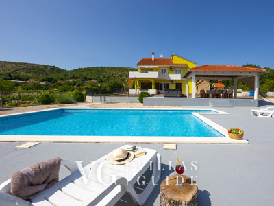 Holiday home Neda Piscina