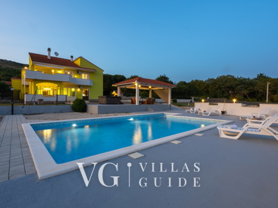 Holiday home Neda Piscina