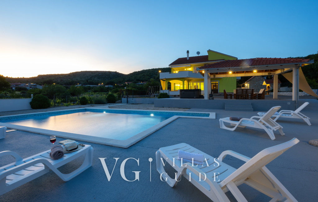 Holiday home Neda Piscina