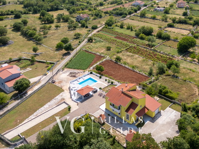 Holiday home Neda Garten und Außenbereich