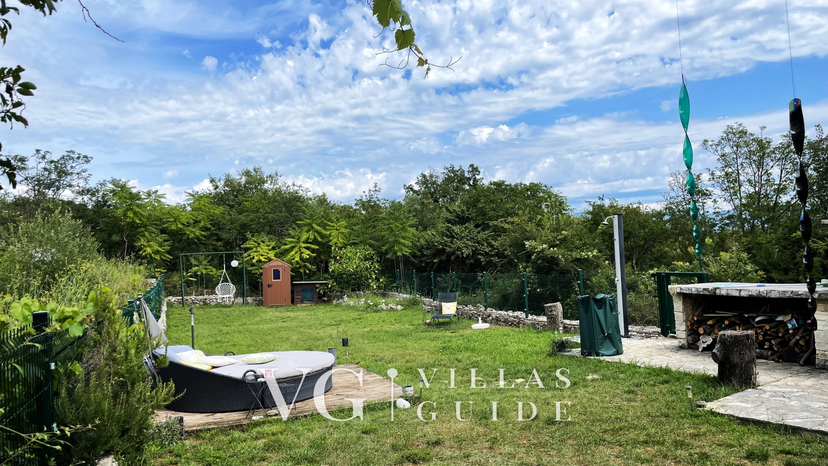 Villa Ruby beachfront Garden and property exterior