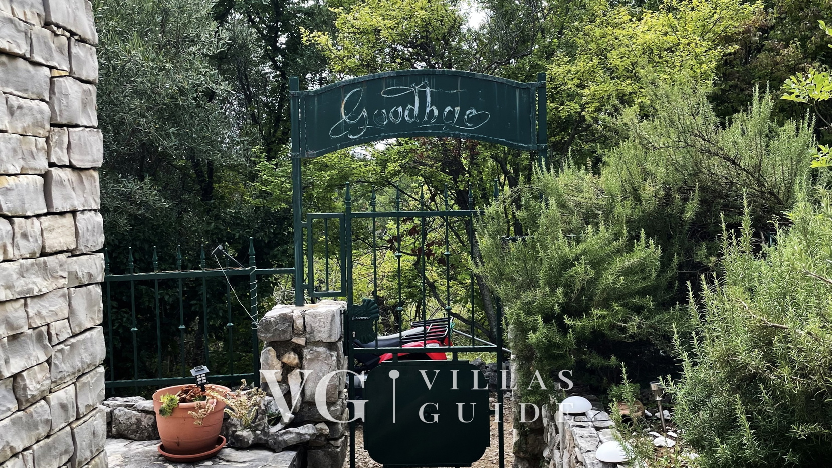 Villa Ruby beachfront Garden and property exterior