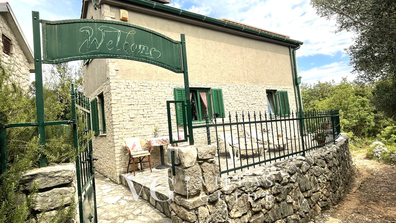 Villa Ruby beachfront Garden and property exterior