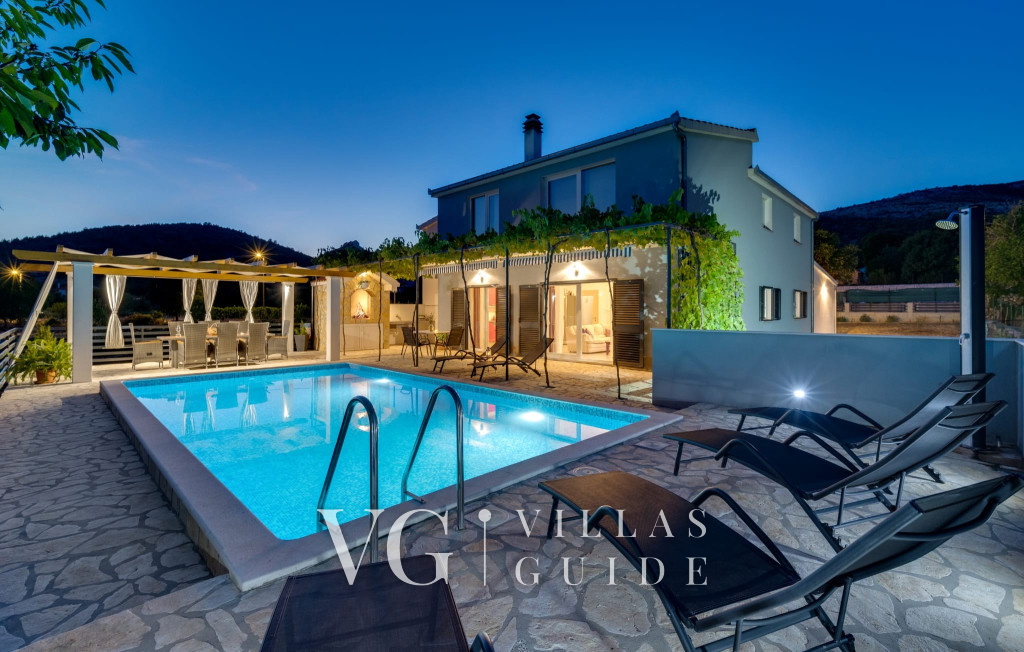 Holiday home Silvija Piscina