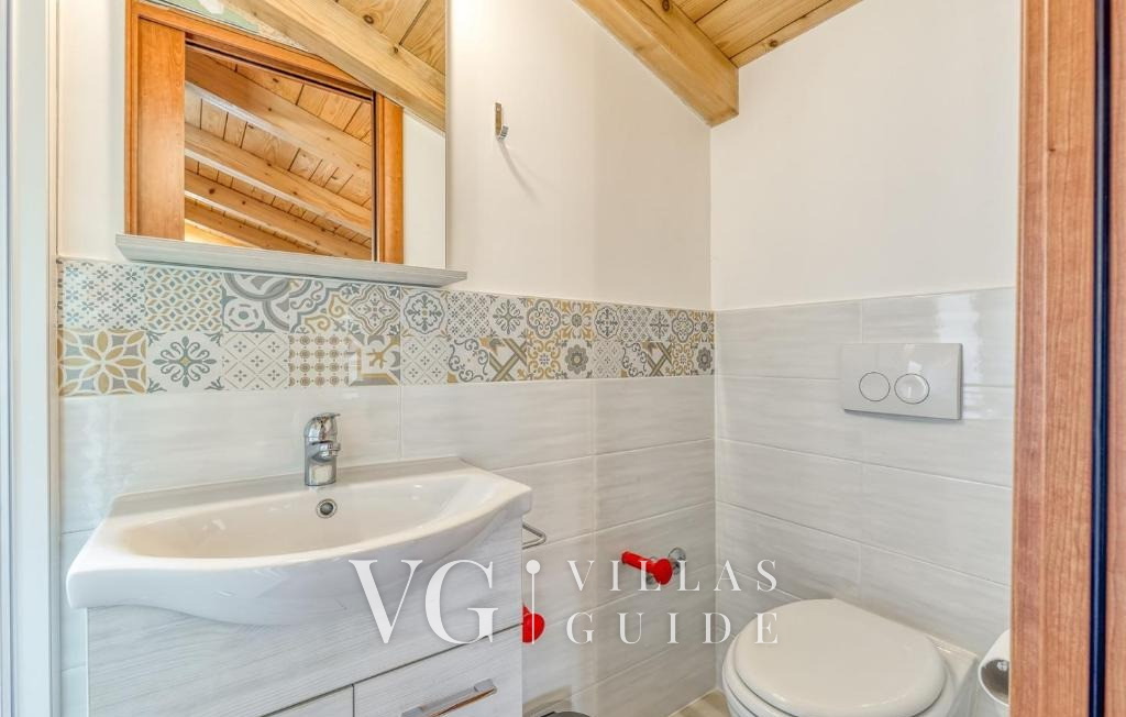 Villa Butterfly Guest toilet