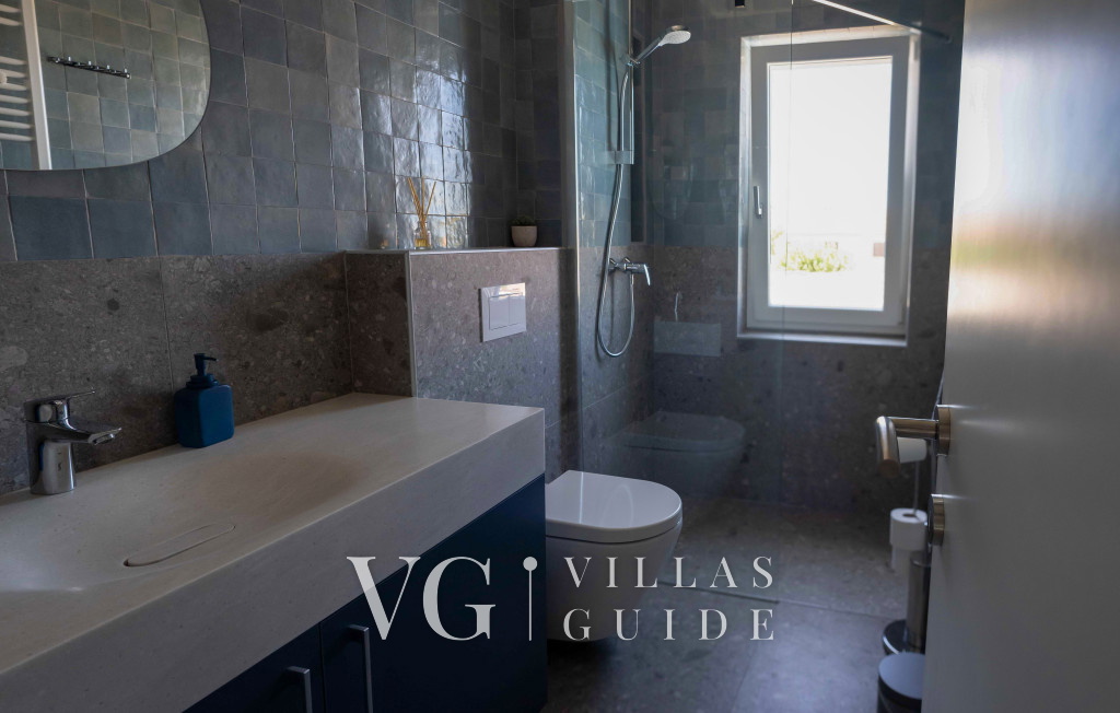 Villa Blue Moon Bathroom