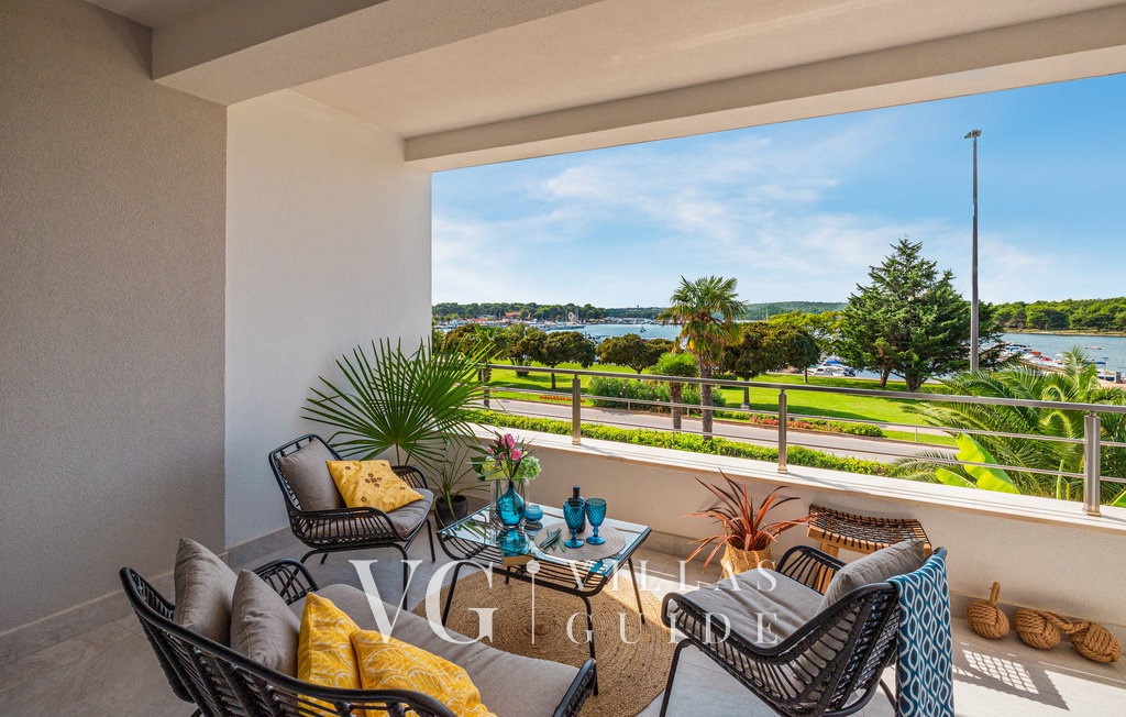 Villa La Vidas Garden and property exterior