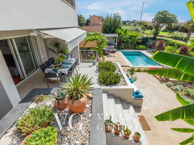 Villa La Vidas Garden and property exterior