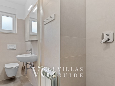 Apartment Petrinić - Sea View & Pool Apartment "V" Kupaonica