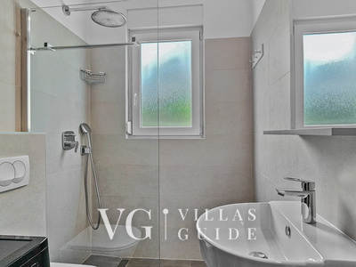 Apartment Petrinić - Sea View & Pool Apartment "V" Bathroom