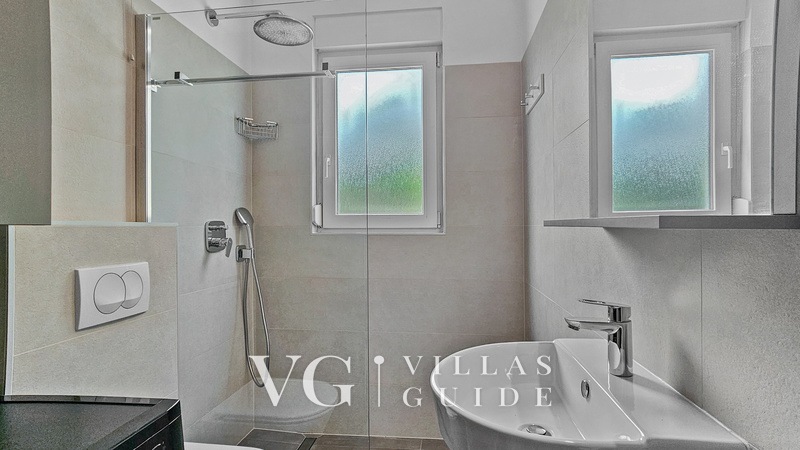 Apartment Petrinić - Sea View & Pool Apartment "V" Badezimmer