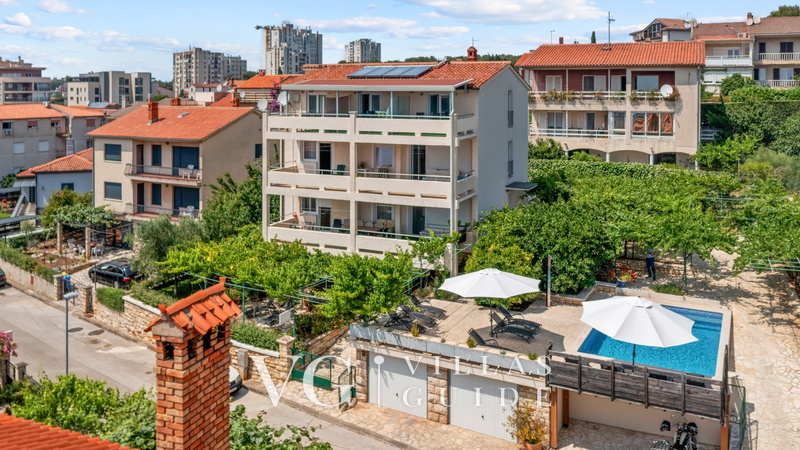 Apartment Petrinić - Sea View & Pool Apartment "F" Garten und Außenbereich