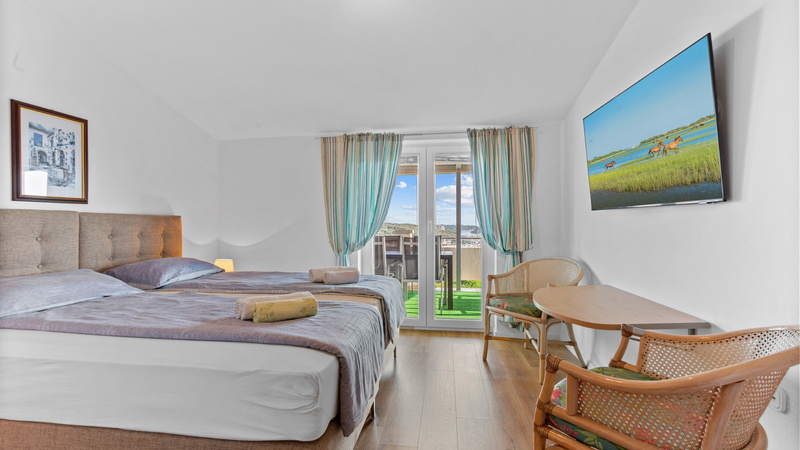 Apartment Petrinić - Sea View & Pool Apartment "F"