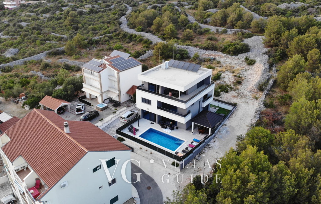 Villa Shaula Garden and property exterior