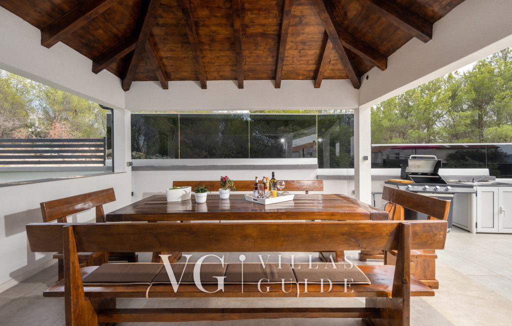 Villa Shaula Garden and property exterior