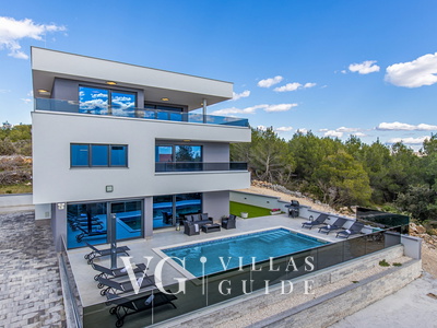 Villa Shaula Garden and property exterior