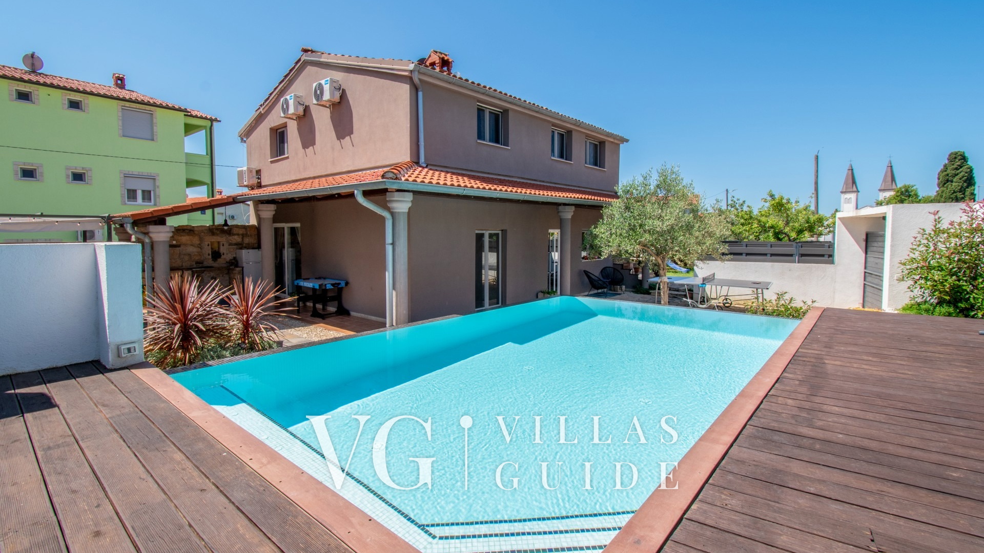 Vila Above Pool