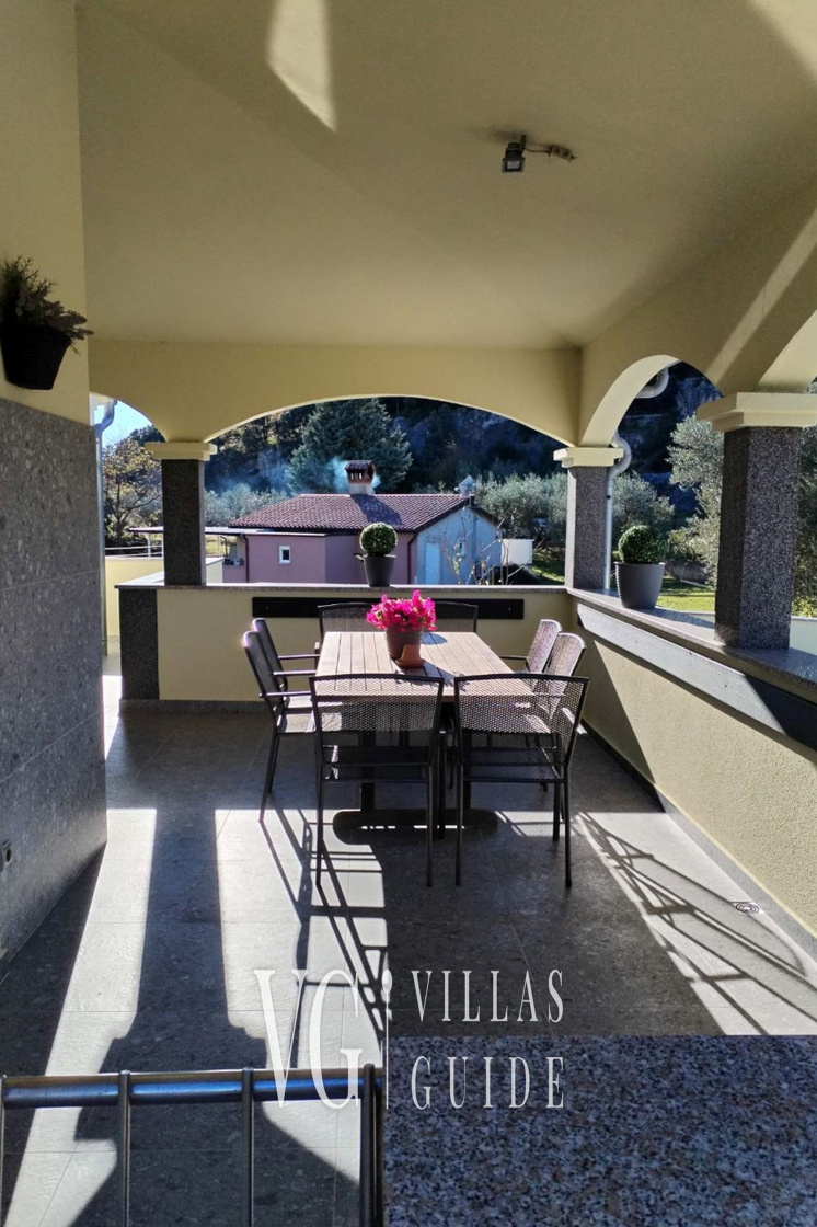 Flora Apartment with private pool Garden and property exterior