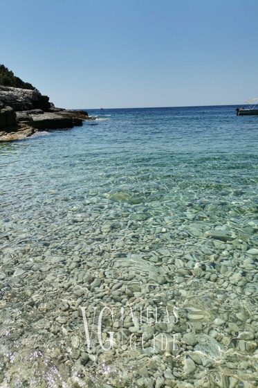 Flora Apartment with private pool Microlocation