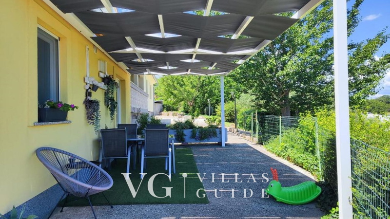 Flora Apartment with private pool Garden and property exterior