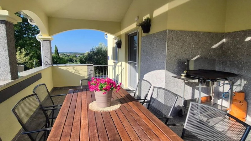 Flora Apartment with private pool