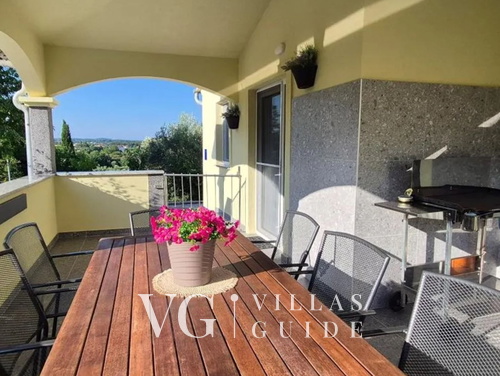 Flora Apartment with private pool